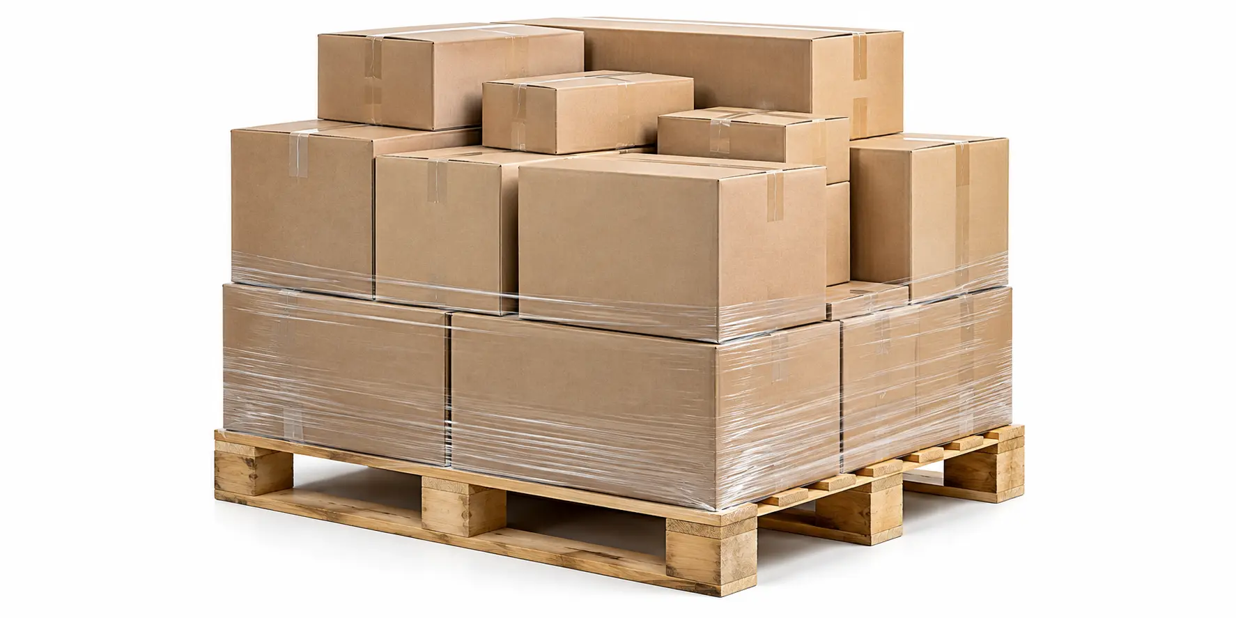 Stapel brauner Kartons, verpackt in durchsichtiger Plastikfolie, auf einer Holzpalette