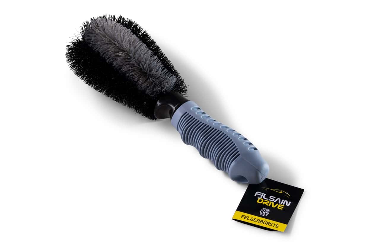 Felgenbürste mit schwarzem Bürstenkopf und grauem Griff, daneben ein schwarzes Etikett mit gelbem Logo Felgenbürste mit schwarzem Bürstenkopf und grauem Griff, daneben ein schwarzes Etikett mit gelbem Logo