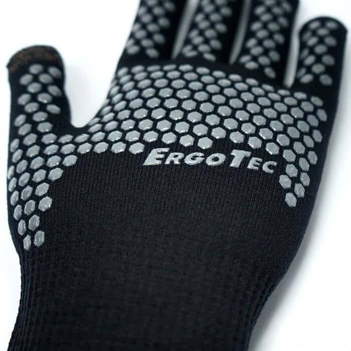 ErgoTec Profi-Reinigungshandschuh Schwarzer ErgoTec-Reinigungshandschuh mit grauem Sechskant-Griffmuster auf der Handfläche für sicheres Handling bei der professionellen Reinigung
