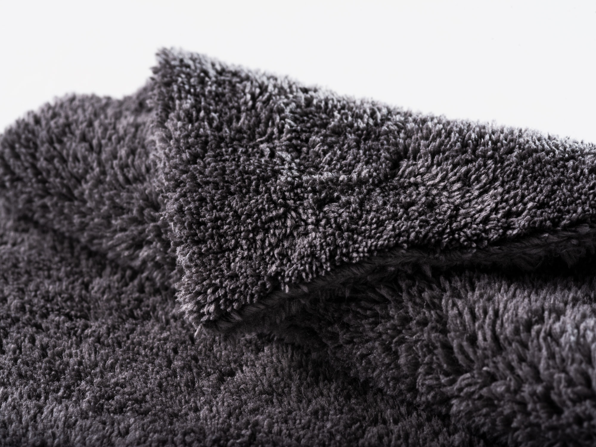 Superplusch Extra-Mikrofasertuch in Dunkelgrau mit weicher Textur und Details.
