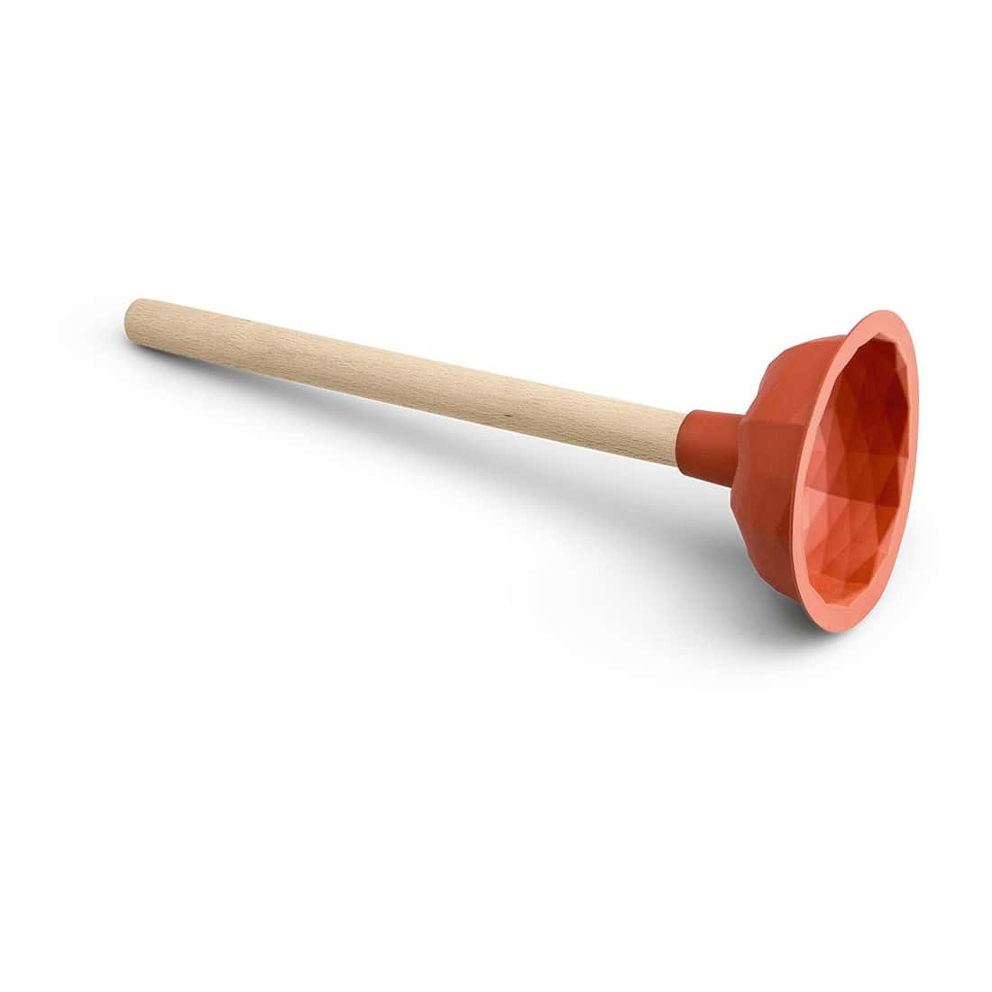 Roter Kolben mit Holzgriff Roter Kolben mit Holzgriff auf weißem Hintergrund